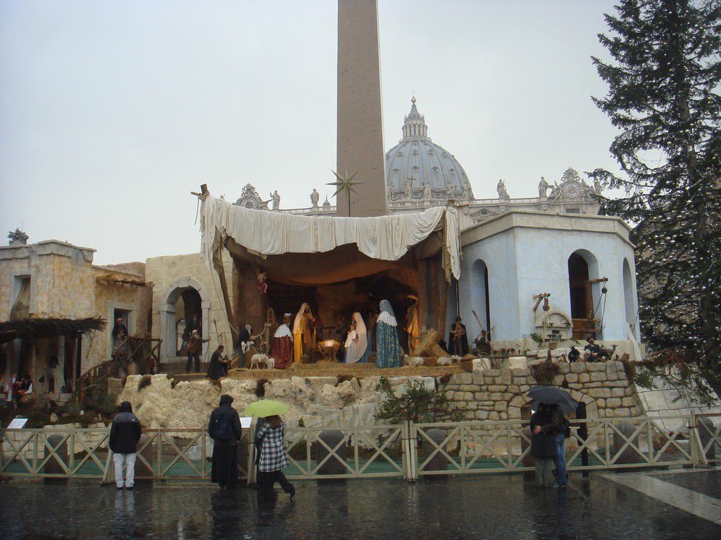 St Peter's Square by Charles Pence CC BY-SA 2.0